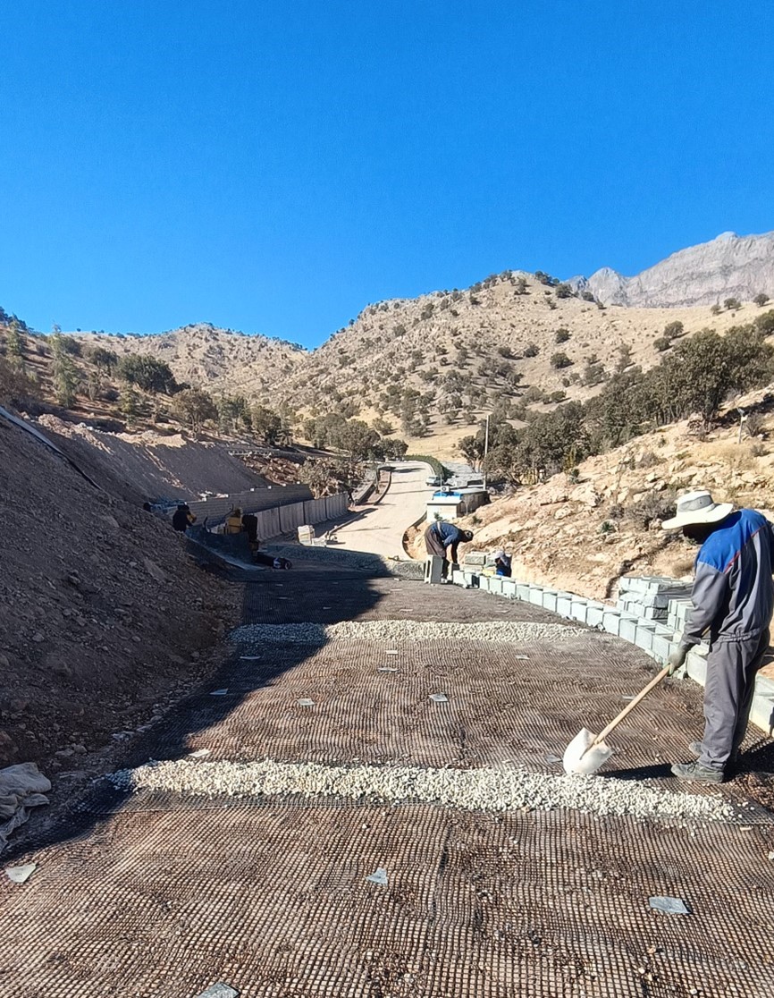 اجرای دیوار خاک مسلح با ژئوگرید تک‌سویه پلی‌استر (نمونه اجرا شده توسط فرنام بسپار)