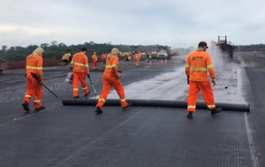 اجرای ژئوگرید آسفالتی برای جلوگیری از ترک بازتابی در روسازی جاده