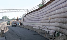 اجرای دیوار خاک مسلح موقت برای مسیر دسترسی کارگاهی