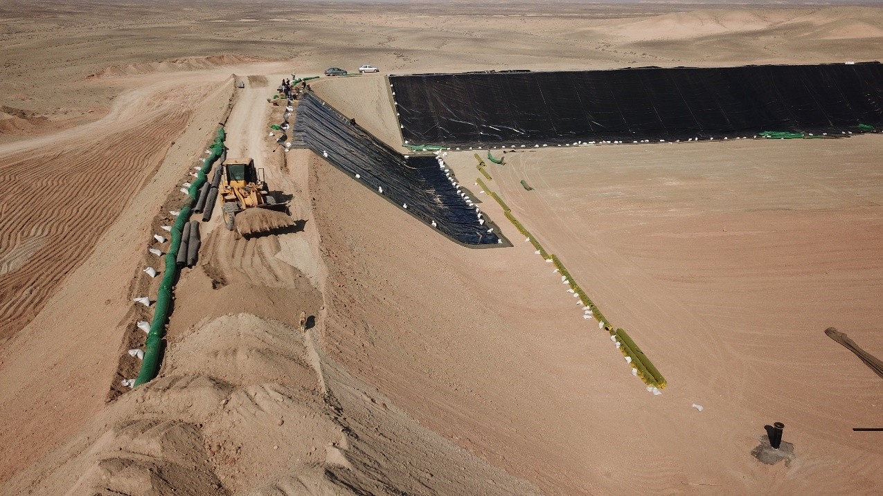 نصب ژئوممبران HDPE در پروژه آب‌بندی استخر کشاورزی در زمین شیبدار 