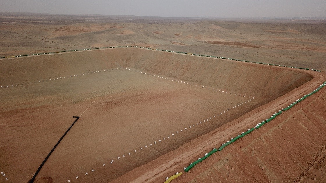 آماده‌سازی استخر خاکی برای نصب ژئوممبران در پروژه کشاورزی با دیواره‌های شیبدار و ترانشه مهار