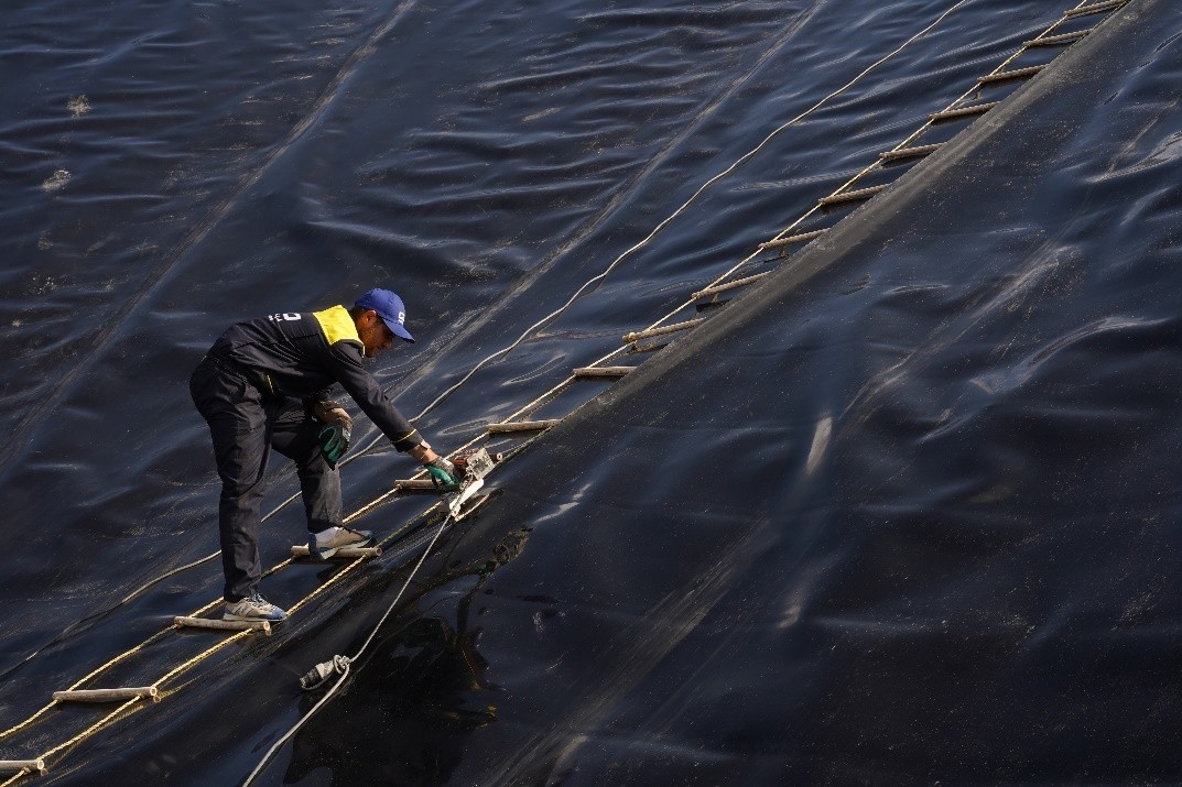 جوشکاری درز ژئوممبران HDPE با دستگاه اتوماتیک در مرحله نصب استخر کشاورزی