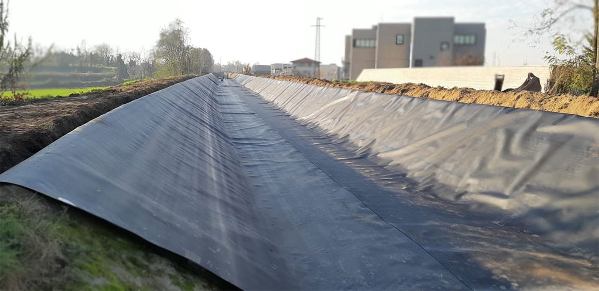 What is the difference between geotextile and geomembrane?