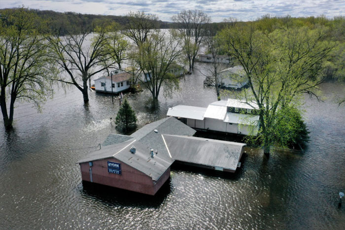 Flood protection with geosynthetics