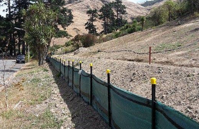 Can water pass through a silt fence?