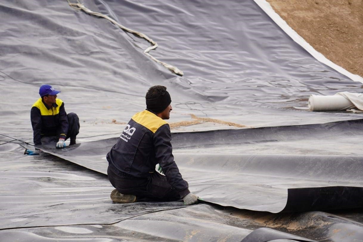 نصب ورق ژئوممبران در استخر آبزی‌پروری