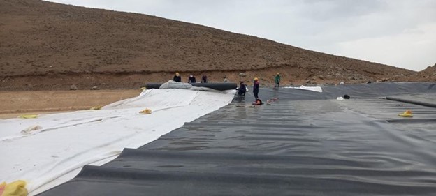 نصب ورق ژئوممبران در بستر استخر میگو